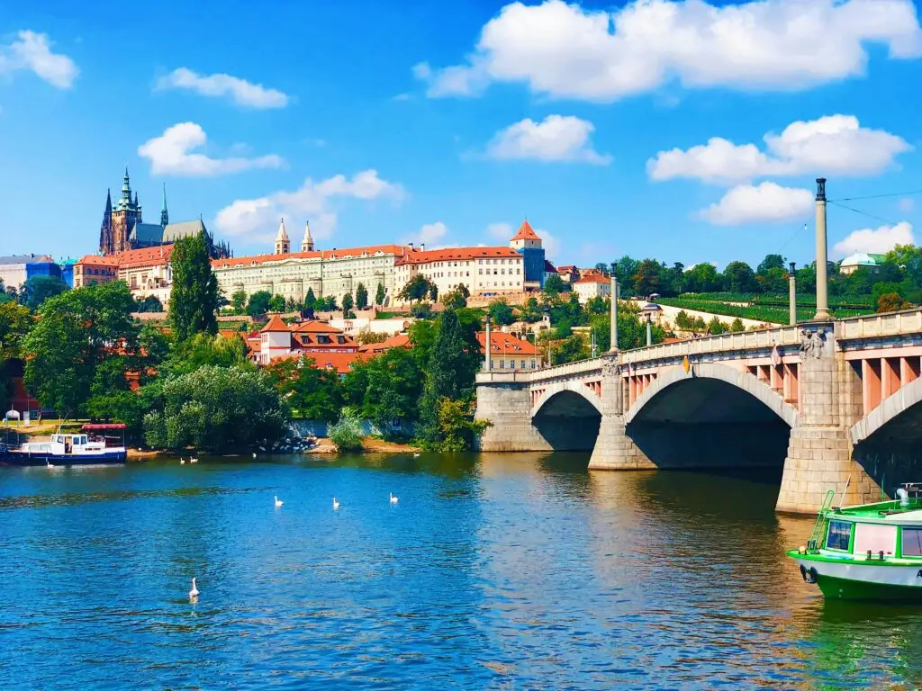 Prague skyline for expats learning Czech customs and etiquette — Prague Castle and the Vltava River.