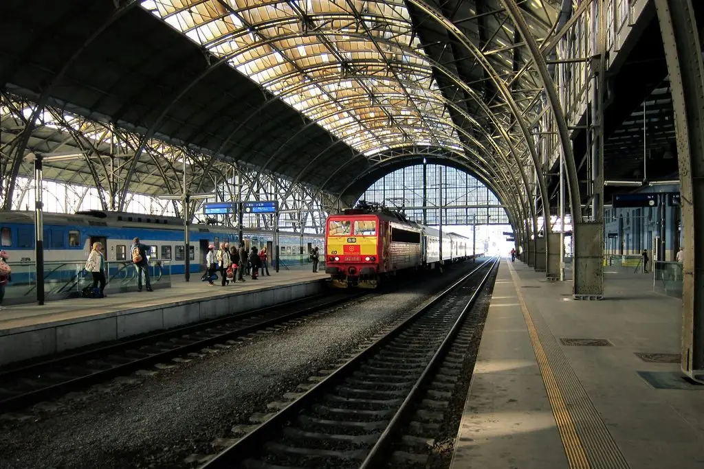 Platform at Prague's main train station (Hlavní nádraží) with a red České dráhy train, the starting point for day trips from Prague.
